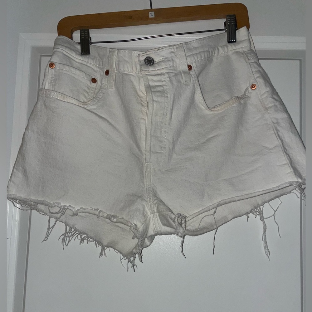 Levi 501 cut off shorts. Button down closure.Size W31